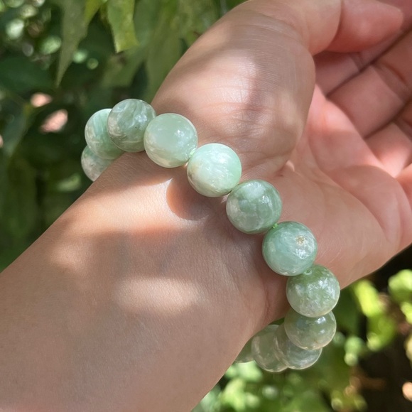 12.5mm stretchable flashy light green mica bracelet - Picture 3 of 9